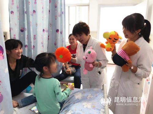 陶娜陪小患者过六一儿童节