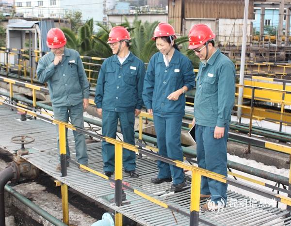 图2：如今，身为执行董事的张燕玲（右2），依然常常出现生产工作第一线。