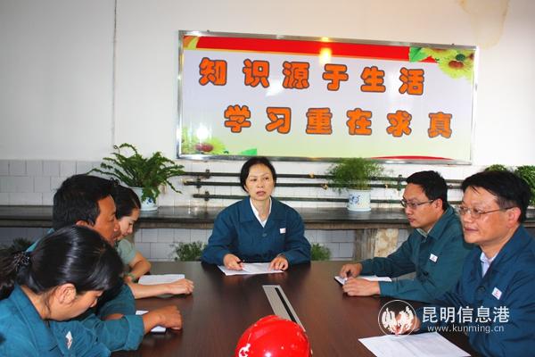 图4：无论在生活中还是工作中，张燕玲都以身作则冲在前列。