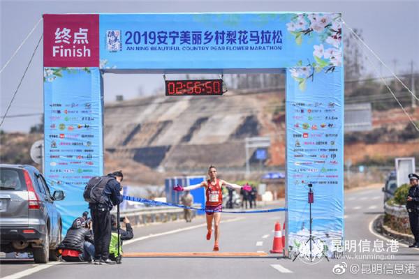全马男子冠军获得者马亮武冲刺终点。秘境百马首席摄影师明尧供图 _ 全马男子冠军获得者马亮武冲刺终点。秘境百马首席摄影师明尧供图 _