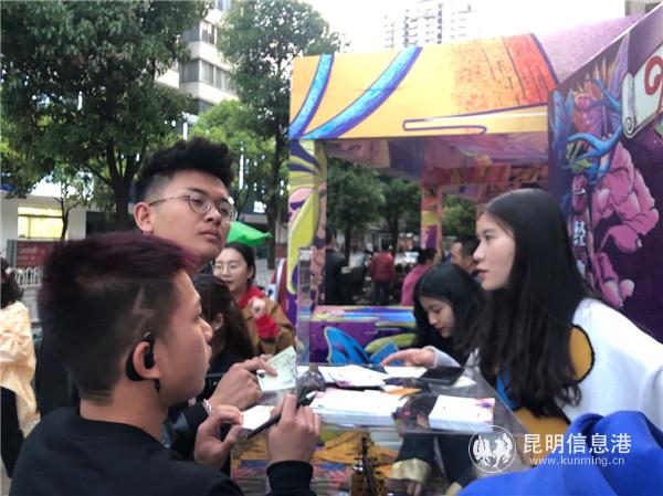 “九号当铺”前围满了市民