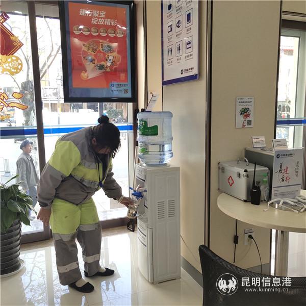 一位环卫工人在建行正义路支行的劳动者港湾取水。记者 张薇 摄