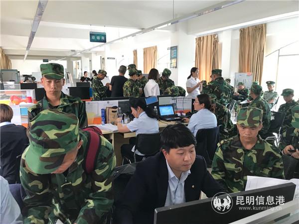 李晓亮正在学校进行业务外拓。供图