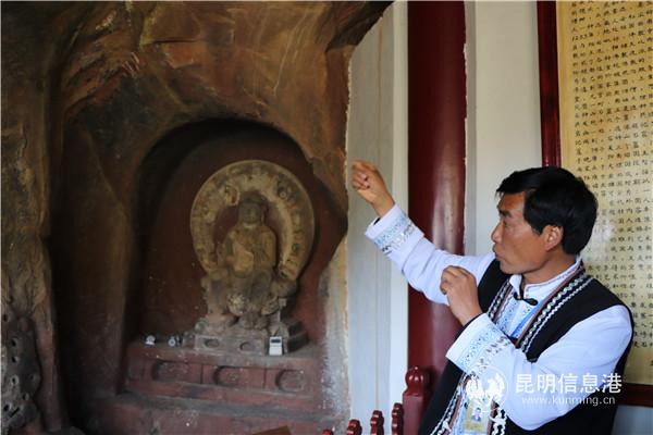 正在向游客讲解雕像