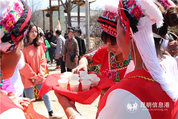 “金花”以酒欢迎游客