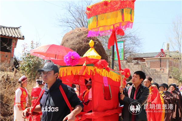 石龙村里抬太子