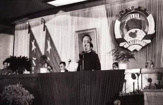 1949年9月21日,在中国人民政治协商会议第一届全体会议上,人民政协筹备会常委会主任、中共中央主席毛泽东致开幕词,庄严宣告:“占人类总数四分之一的中国人从此站立起来了。”
