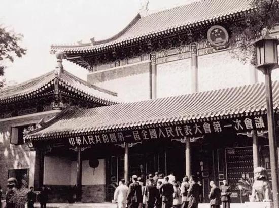 1954年9月15日至28日,中华人民共和国第一届全国人民代表大会第一次会议在北京中南海怀仁堂隆重举行。图为开幕当天代表们步入会场。