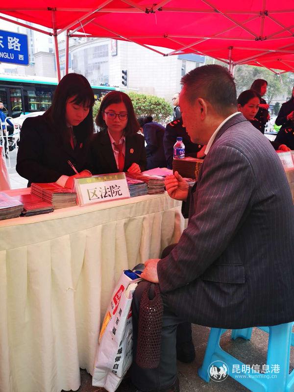 市民在现场进行咨询