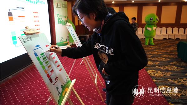 体验团成员参与现场互动活动。