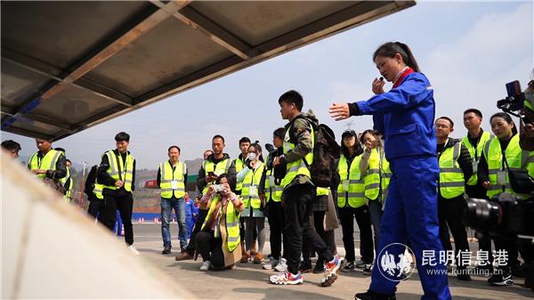 体验团成员到读书铺加油站进行参观。