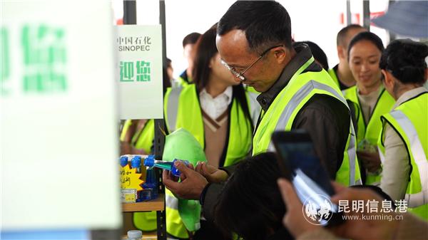 体验团成员到易捷便利店参观。