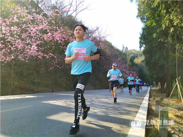 用脚步丈量美丽青龙。昆明日报记者赵书勇摄