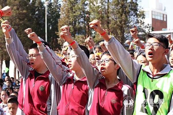 7初三年级各班激情宣誓1。记者孙红亮摄