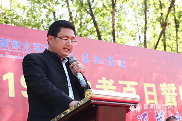 9执行校长韩利永为初三全体师生做战前动员。记者孙红亮摄