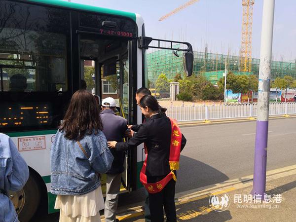 昆明公交七公司团总支和工会工作人员组织青年团员志愿者在站台上宣传文明出行01 昆明公交七公司团总支和工会工作人员组织青年团员志愿者在站台上宣传文明出行01