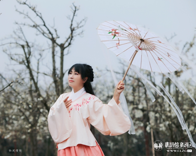 4、梨园里的美女。彩龙社区网友@秋闺瘦影 摄。 4、梨园里的美女。彩龙社区网友@秋闺瘦影 摄。