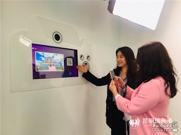 17、游客在中心内的“互动拍照区”进行体验。彩龙社区网友@DQ熊猫 摄 17、游客在中心内的“互动拍照区”进行体验。彩龙社区网友@DQ熊猫 摄
