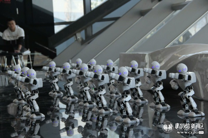 16、展示中心内,机器人舞蹈受到欢迎。彩龙社区网友@芳华 摄 16、展示中心内,机器人舞蹈受到欢迎。彩龙社区网友@芳华 摄