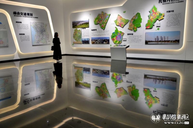 15、市民朋友参观新城展示中心。彩龙社区网友@雪玉 摄 15、市民朋友参观新城展示中心。彩龙社区网友@雪玉 摄