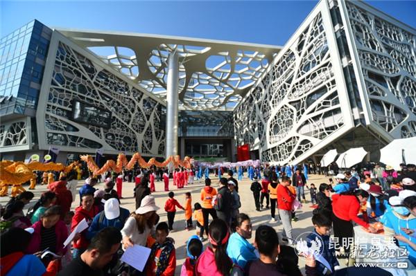 11、现代化的呈贡新城展示中心。彩龙社区网友@老苏 摄。 11、现代化的呈贡新城展示中心。彩龙社区网友@老苏 摄。