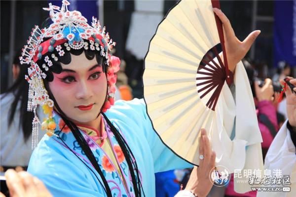 24、梨花盛开,应景装扮。彩龙社区网友@jiajiahua 摄 24、梨花盛开,应景装扮。彩龙社区网友@jiajiahua 摄