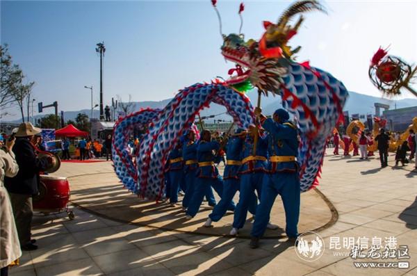 20、舞龙表演喜迎第七届万溪梨花节开幕。彩龙社区网友@周闻天 摄 20、舞龙表演喜迎第七届万溪梨花节开幕。彩龙社区网友@周闻天 摄