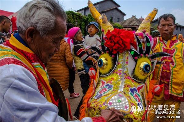 19、开幕式现场,龙狮队伍准备就绪。彩龙社区网友@周闻天 摄 19、开幕式现场,龙狮队伍准备就绪。彩龙社区网友@周闻天 摄