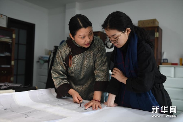 3月14日，在位于苏州吴中区光福镇的向红绣府刺绣艺术工作室，府向红在和自己的学生何梦圆（右）交流设计方案。