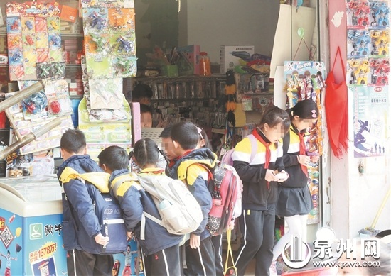 放学后，一家校外小卖部吸引了众多学生。