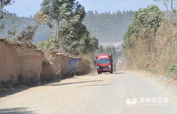 中轻依兰（集团）有限公司西线公路修复工程。昆明日报 记者刘凯达摄