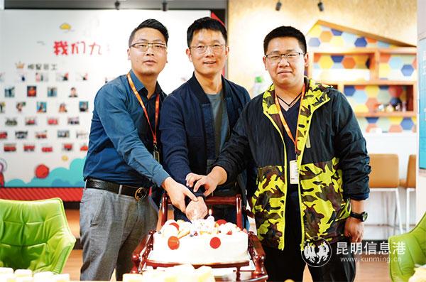 九机CEO陈鸿睿与“体验CEO”们切蛋糕，庆祝九机十三周年