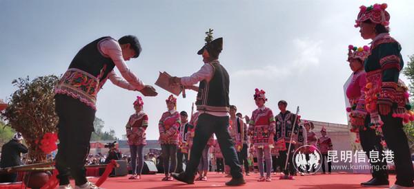 开幕式祭茶表演。都市时报记者康平摄