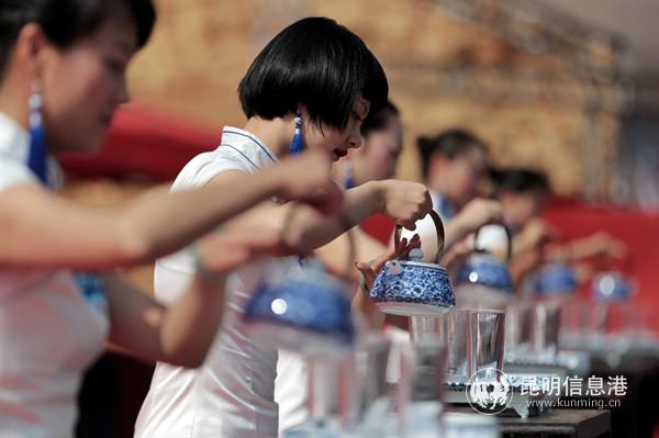 茶艺展示。都市时报 记者康平摄