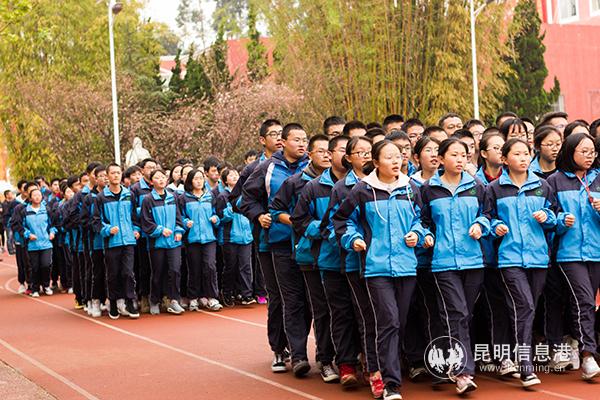 云南衡水实验中学学生们列队入场。记者孙红亮摄