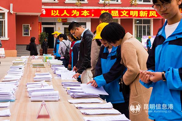 家长参观教师教案、PPT、导学提纲、限时训练等资料。记者孙红亮摄