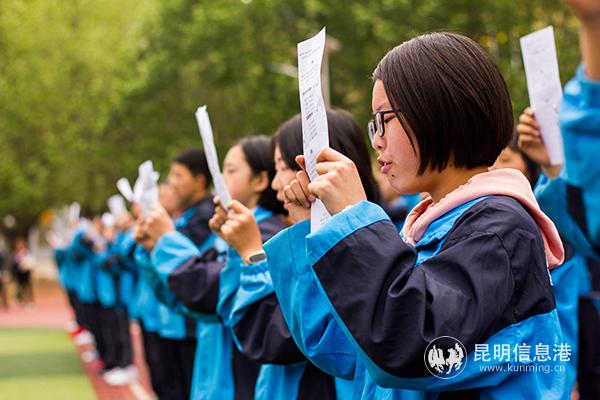 云南衡水实验中学展示“天下第一操”。记者孙红亮摄