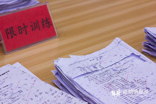 现场展示的“限时训练”材料。记者孙红亮摄