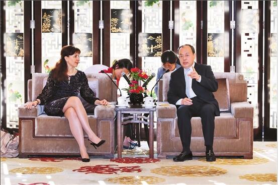 3月22日，阮成发在昆明会见帕梅尔一行。本报记者 顾彬 摄