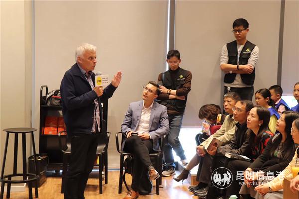 辛普生老师介绍自己的写作经验 摄影 大益读书会