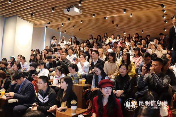 现场观众听得十分入迷 摄影 大益读书会