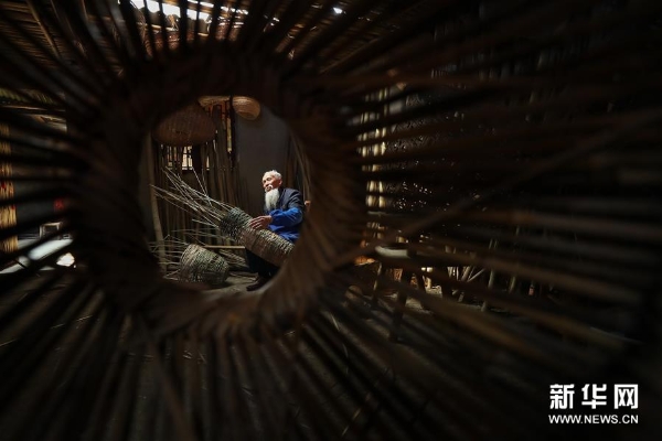 3月20日，72岁的罗朝荣在彭镇老街的竹编坊内编竹篓。他从18岁开始学艺，为了传承竹编手艺还带了很多徒弟。 彭镇老街位于四川省成都市双流区，这里的灰瓦白墙砖木结构建筑，像是老照相馆里的黑白相片，将记忆和岁月定格。 新华社记者张玉薇摄