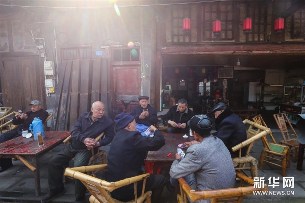 3月20日，老茶客们在彭镇老茶馆外喝茶打牌。彭镇老茶馆又称观音阁老茶馆，距今有100多年历史，已成为彭镇老街的一张名片。 彭镇老街位于四川省成都市双流区，这里的灰瓦白墙砖木结构建筑，像是老照相馆里的黑白相片，将记忆和岁月定格。 新华社记者张玉薇摄