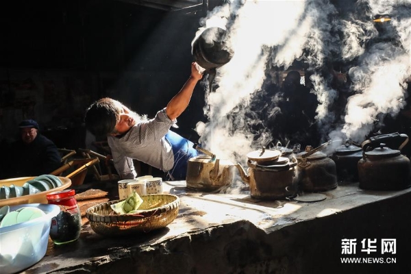 3月20日，彭镇老茶馆的服务员在表演沏茶。彭镇老茶馆又称观音阁老茶馆，距今有100多年历史，已成为彭镇老街的一张名片。 彭镇老街位于四川省成都市双流区，这里的灰瓦白墙砖木结构建筑，像是老照相馆里的黑白相片，将记忆和岁月定格。 新华社记者张玉薇摄