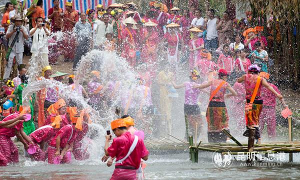 泼水节资料图 朱边勇摄 (1) 泼水节资料图 朱边勇摄 (1)
