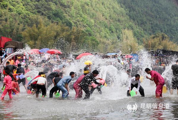 泼水节资料图 朱边勇摄 泼水节资料图 朱边勇摄