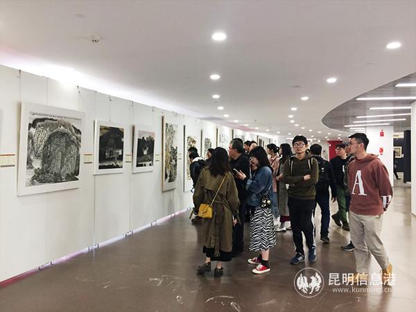 师生参观展出作品。记者孙红亮摄