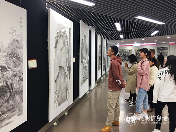 学生观展。记者孙红亮摄