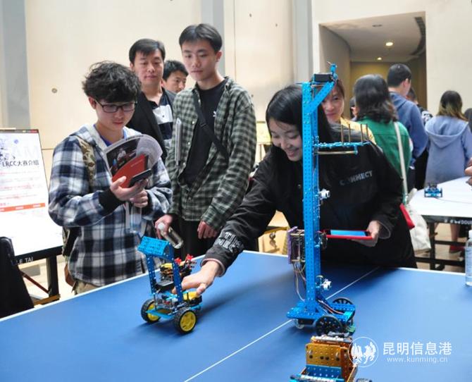 工作人员在展示人工智能机器人