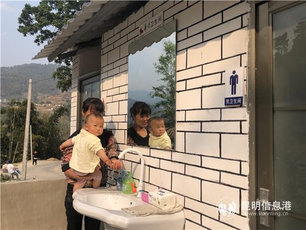 5平方米的厕所成为村子里的“明星建筑”。 5平方米的厕所成为村子里的“明星建筑”。
